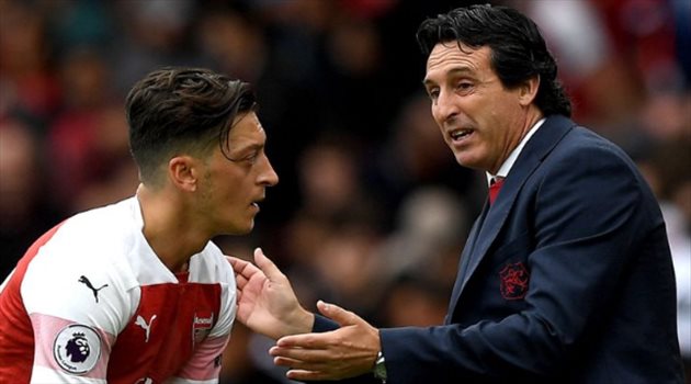 إيمري يكشف أسباب استبعاد أوزيل من مواجهة بورنموث