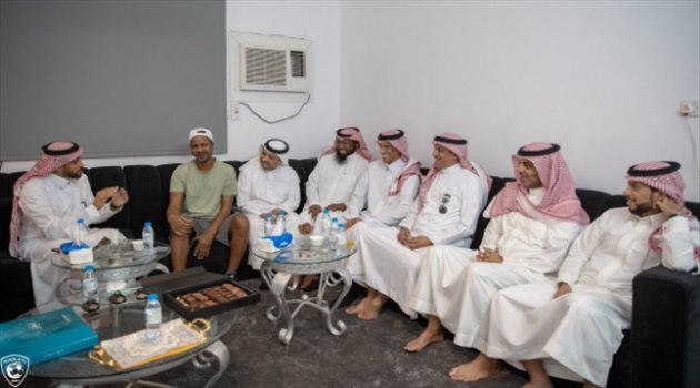 صور| مجلس الهلال يزور خميس العويران ويطمئن على صحته