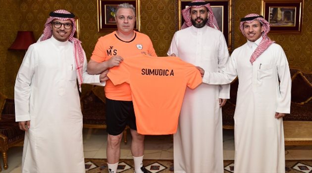 رسميا.. سوموديكا يوقع على عقود تدريب الشباب