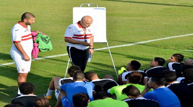 مدرب الأهلي السابق "يعنف" لاعبي الزمالك المصري.. ويشيد بكهربا