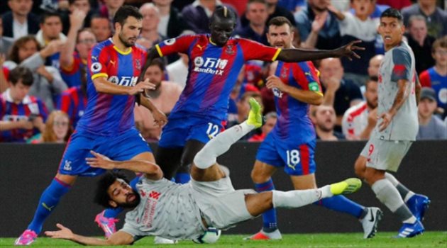 رئيس توتنهام السابق يتهم محمد صلاح "بالغش" ويطالبه بالانضمام إلى مسابقة الغطس