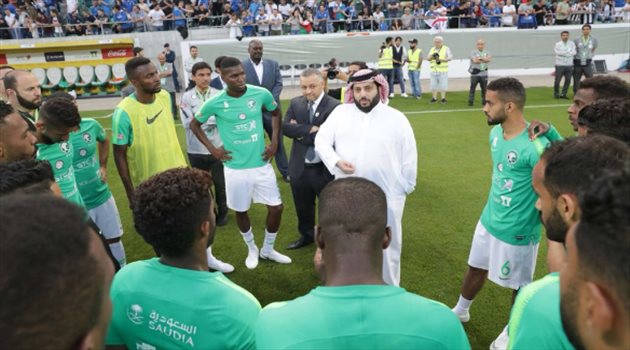 فيديو| تركي آل الشيخ يحفز لاعبي الأخضر قبل لقاء إيطاليا بدقائق