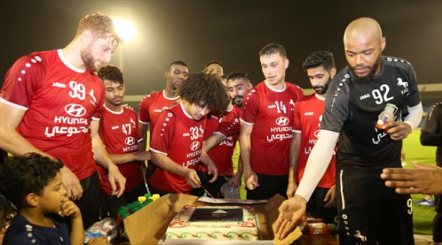 الاتفاق يتدرب في ملعب الدمام استعداداً للفيحاء.. واللاعبين يحتفلون بـ "مارسيلو"