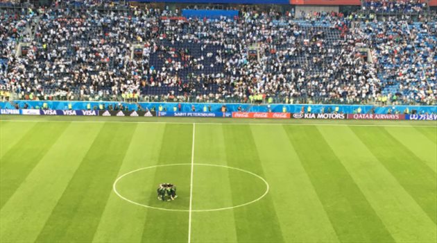 عيش المونديال| اجتماع للاعبي نيجيريا في الملعب بعد نهاية الشوط الأول