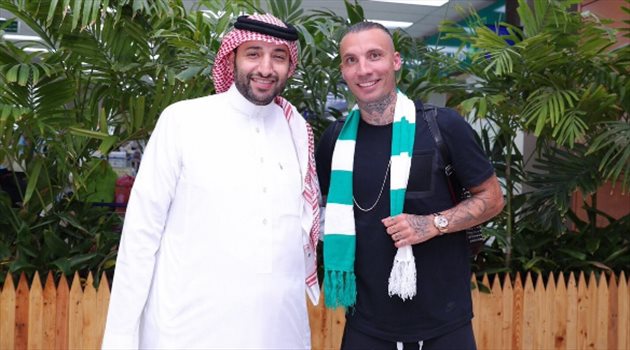 مدافع الأهلي الجديد يصل إلى جدة