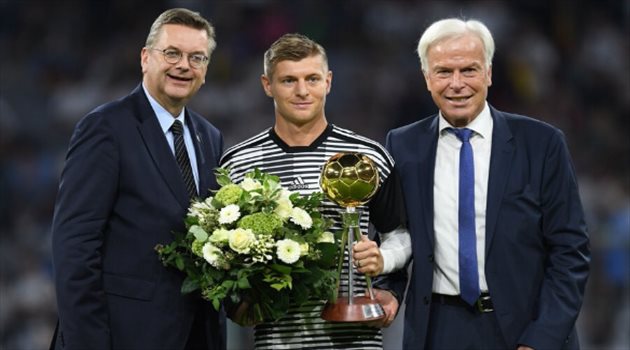 كروس يتسلم جائزة أفضل لاعب في ألمانيا