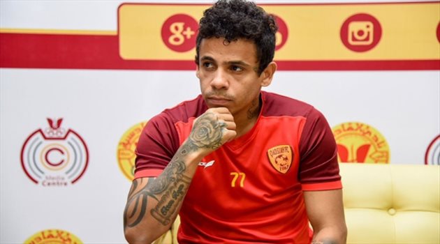 فيديو.. نجل إلتون جوزيه محترف القادسيه يردد السلام الوطني