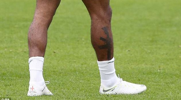 سترلينج يفسر سر وشم البندقية على قدمه اليمنى