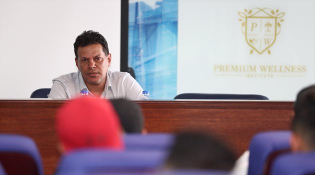 صور.. رئيس الفيصلي يجتمع بالجهازي الإداري والفني بمعسكر رومانيا