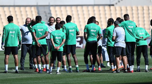 بيتزي يمنح لاعبي الأخضر راحة من التدريبات