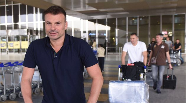 مدرب القادسية الجديد يصل إلى الدمام