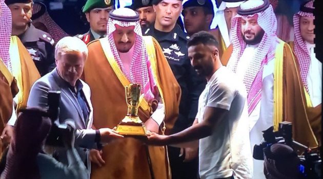 جلالة الملك سلمان يتوج العويس بجائزة أفضل حارس في السعودية