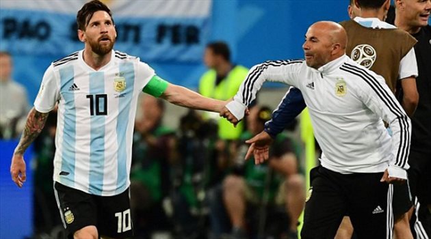  عيش المونديال| سامباولي يستأذن ميسي بإدخال أجويرو أمام نيجيريا.. فيديو