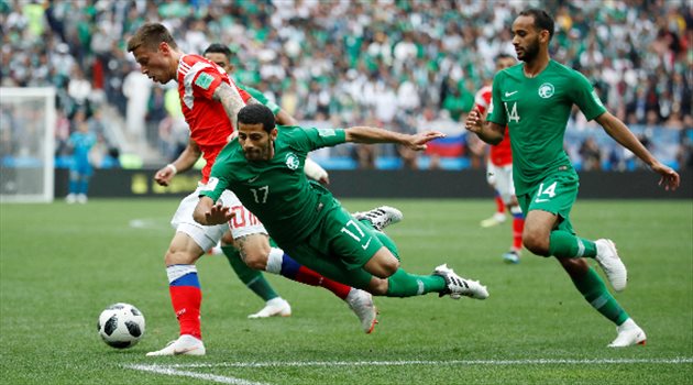 تيسير الجاسم وعبد الله عطيف وسمولوف في مباراة روسيا والسعودية بكأس العالم عيش المونديال| مورينيو: أتمنى ألا تخسر السعودية أمام مصر بـ 6 أهداف