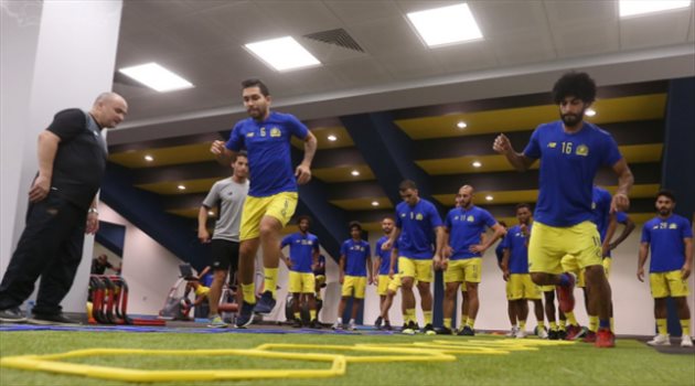 كارينيو يدرب لاعب النصر على "التسديد والعرضيات"