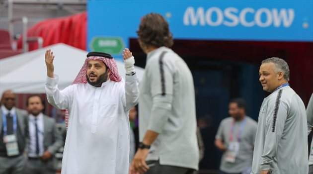 تركي آل الشيخ يجتمع بنجوم الكرة السعودية في روسيا