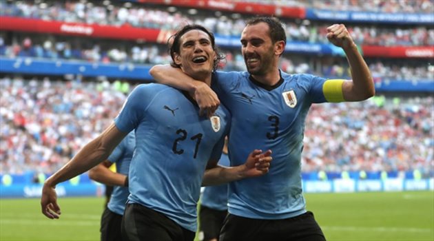 عيش المونديال| جماهير أوروجواي تحتفل بإقصاء البرتغال في الفندق