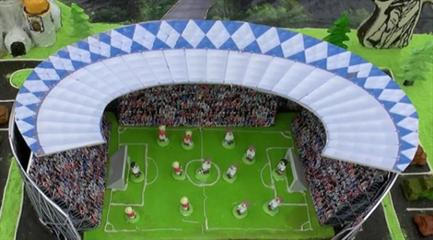 كعكة ضخمة على شكل ملعب مباراة السعودية ومصر بالمونديال