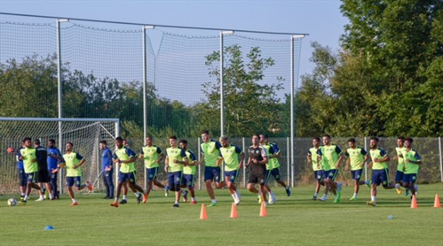 الفتح يدشن معسكر سلوفينيا بتدريبات مسائية و الجبال يجتمع باللاعبين