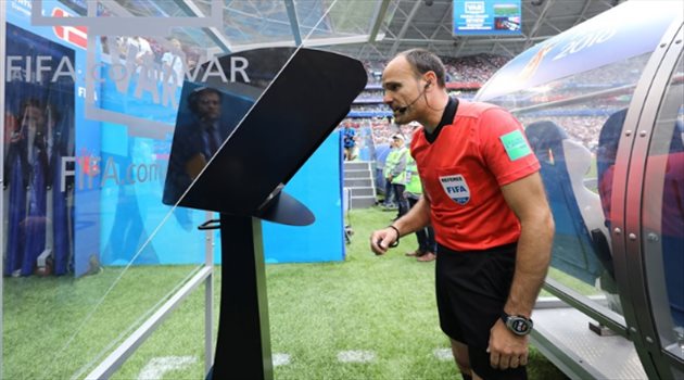 عودة الحق لأصحابه.. حكم إسباني يعترف بخطأ سلب من برشلونة لقب الليجا