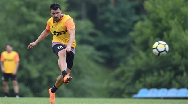 الشباب يتدرب تحت "أشجار التوت".. وبن مصطفى يواصل التأهيل