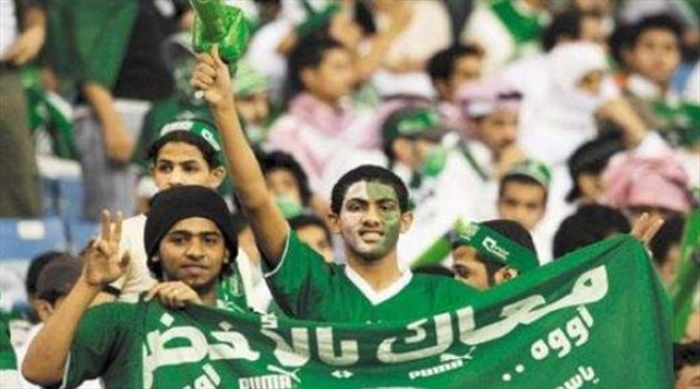 جماهير الأمارات تدعم السعودية بهشتاج "معاك يالأخضر"