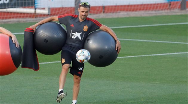 "قانون لويس إنريكي" في معسكر إسبانيا.. حرية أقل وإلتزام أكثر