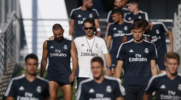 لوبيتيجي يدعم بنزيما ضد رئيس نابولي ودي مارزيو