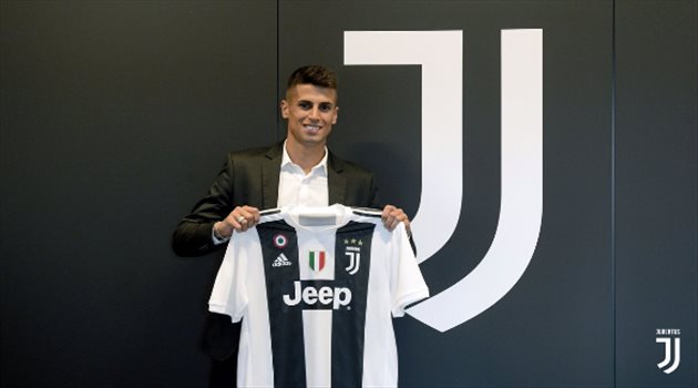 رسميا.. يوفنتوس يتفوق على إنتر ويتعاقد مع مدافع فالنسيا