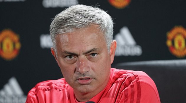 مورينيو يبرر سقوطه الغريب في ويمبلي بطريقة ساخرة