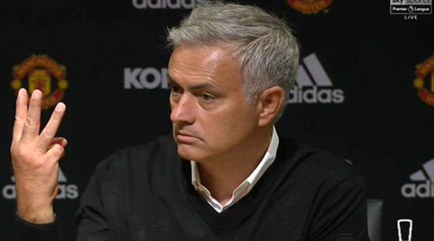 إدارة مانشستر يونايتد تستقر على إبقاء مورينيو