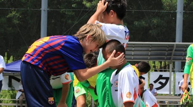 لافتة انسانية من ناشئ برشلونة في دورة ودية باليابان