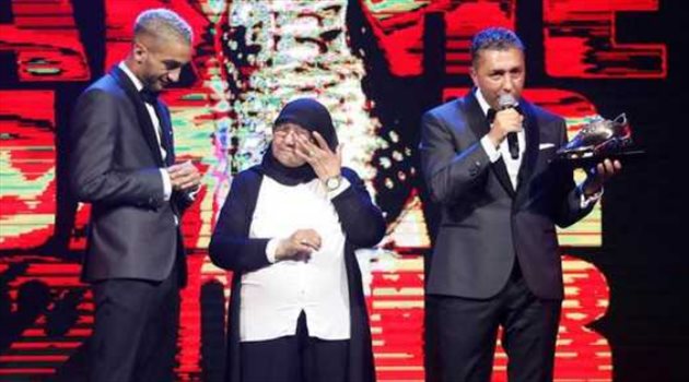 صور| لفتة طيبة.. نجم المغرب يهدي والدته الحذاء الذهبي لأفضل لاعب في هولندا