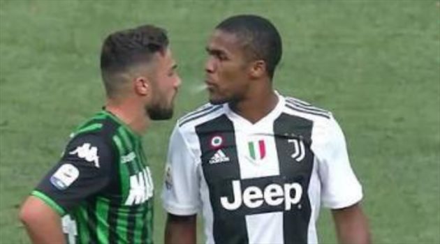 لاعب ساسولو ينفي توجيه عبارات عنصرية إلى دوجلاس كوستا