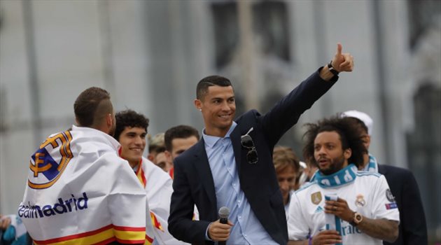 لاعبو ريال مدريد يغنون لرونالدو من أجل البقاء