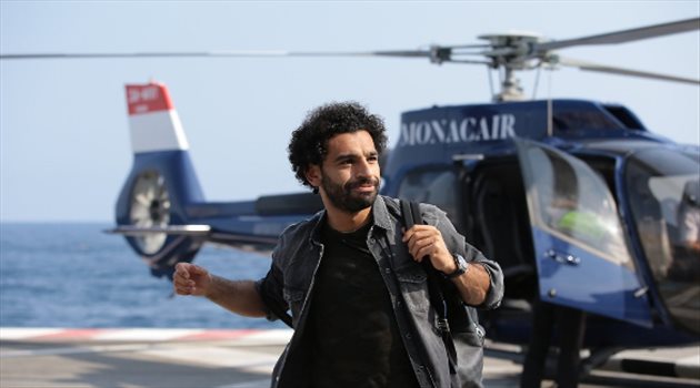 محمد صلاح يصل حفل أفضل لاعب في أوروبا بطائرة خاصة