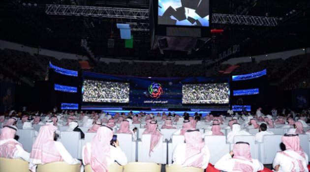 قرار تاريخي.. أندية المملكة مهددة بفقد "نصف محترفيها"