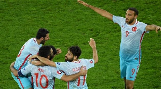 فيديو| خلال مواجهة تونس.. نجم تركيا يترك الملعب ويشتبك مع مشجعي بلاده