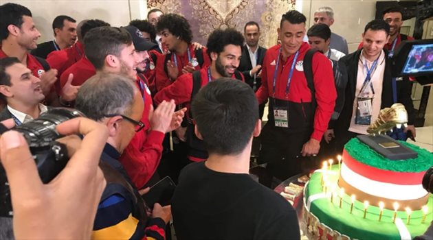 عيش المونديال| احتفال "مفاجئ" بيوم ميلاد محمد صلاح في فندق إقامة الفراعنة