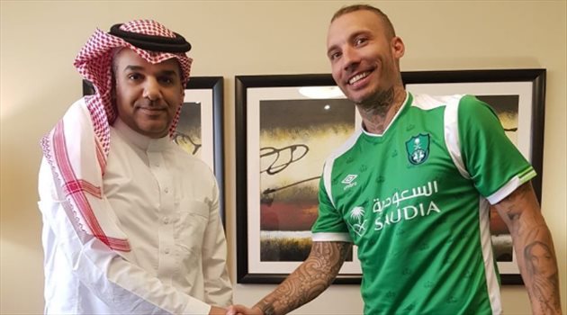 صورة| "تويتر" يحرج مدافع الأهلي الجديد أمام جماهيره