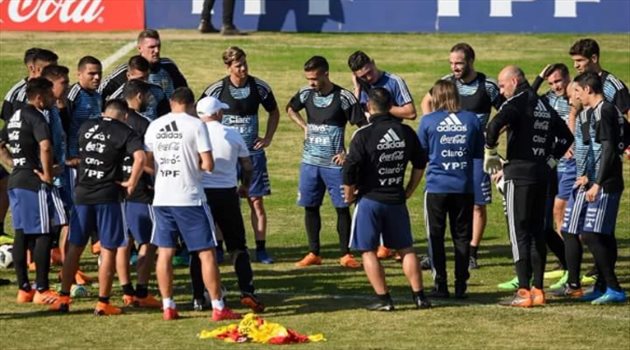 عيش المونديال| اجتماع بين ميسي ولاعبي الأرجنتين بعد فوز نيجيريا على آيسلندا