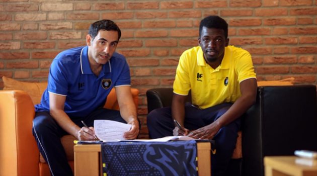 رسميا.. لاعب الأهلي يوقع عقود انتقاله إلى التعاون