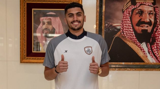 صورة| رسالة "تحدي" لحارس الشباب الجديد