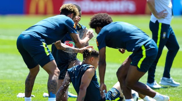 بالصور.. احتفال "طريف" في أول مران للبرازيل استعدادا للمونديال