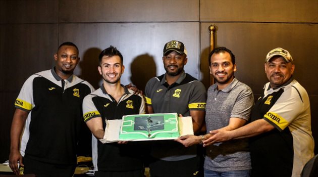 صورة.. فيلانويفا يشكر لاعبي اتحاد جدة بعد الاحتفال بعيد ميلاده الـ 32