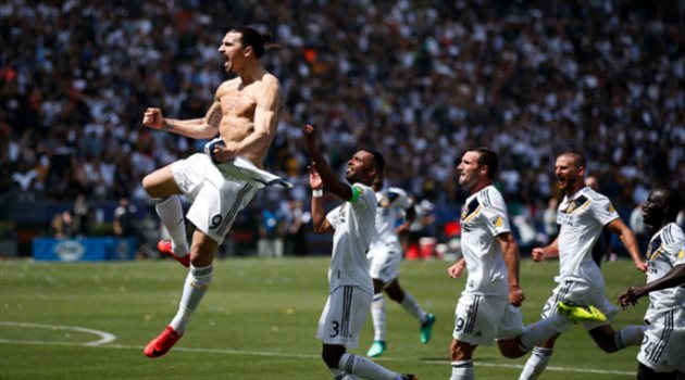 إبراهيموفيتش يسخر من الرئيس الأمريكي في تصريح مفاجئ