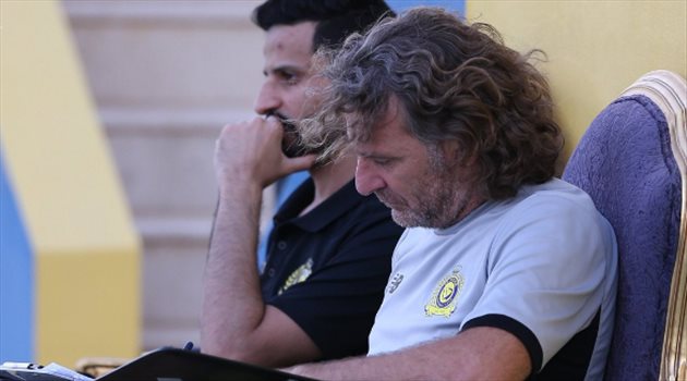 أسطورة النصر يحذر من انهيار العالمي.. ويؤكد: كارينيو "ضعيف الشخصية"