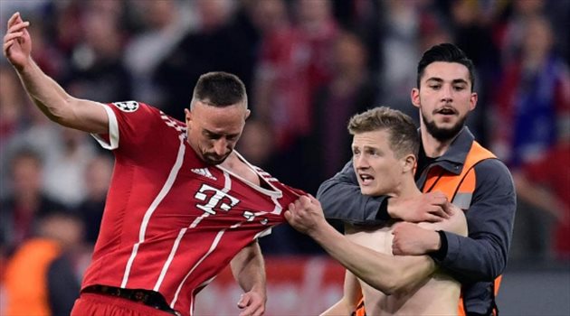 الاتحاد الأوروبي يفتح تحقيقا في اقتحام الجماهير لملعب مباراة بايرن ميونخ وريال مدريد