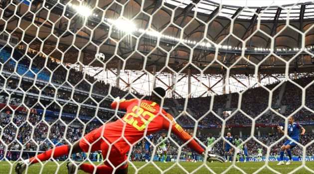 عيش المونديال| حارس نيجيريا يدخل التاريخ وأيسلندا أيقونة "نحس" ضربات الجزاء