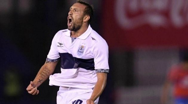 صورة| نجم خيمانسيا يصل هولندا لاتمام تعاقده مع الاتفاق